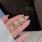Aros Pasantes Botón Perla con Círculo Dorado A1085