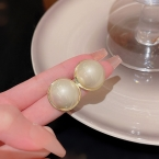 Aros Botón Media Perla con Bisel Dorado A1173