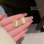 Aros Pasantes Ovales Vintage con Piedra Ojo de Gato y Perlas A1207