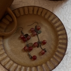 Aros Colgantes con Cuentas Rojas y Dijes Hoja Estilo Vintage A1290