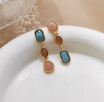 Aros Colgantes Dorados con Piedras Bicolor Rectangulares y Ovales A1320