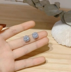 Aros Pasantes Cuadrados con Cristal Central y Halo de Strass A1324