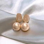 Aros Colgantes Esmaltados con Perla Esférica Color Champaña A1327