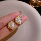 Aros Pasantes Perla Barroca Irregular con Borde Dorado A1361