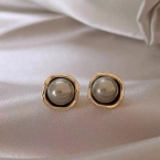 Aros Pasantes Botón Marco Irregular con Perla Central Dorados A1412