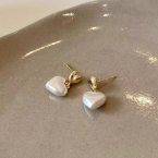 Aros Pasantes Dorados con Dije Corazón Nacarado A1420