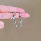 Aros Colgantes Moño con Tiras de Strass A1424