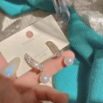 Aros Pasantes Curvos con Strass y Perlas Colgantes A204