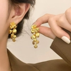 Aros Colgantes Racimo Floral Dorado Martillado A2188