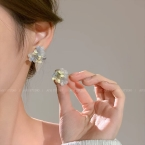 Aros Pasantes Flor Pétalos Azul Humo con Pistilos Dorados A2225