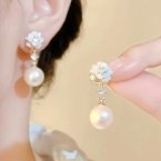 Aros Colgantes Flor Esmaltada con Perla y Strass A2254