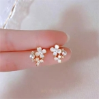 Aros Pasantes Flores Blancas con Perlas y Destellos Dorados A2268