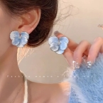 Aros de Flor Esmaltada Celeste y Strass A2285