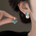 Aros Asimétricos Esmaltados en Azul y Dorado con Perla A2393