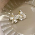 Aros Colgantes Flor con Pétalos Nacarados y Perlas A2526
