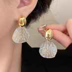 Aros Colgantes Botón Dorado y Pétalo Translúcido Texturado A2621