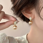 Aros Pasantes con Piedra Oval y Perla Colgante Tono Champaña A2638