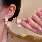 Aros Pasantes Cuadrado Dorado y Gota de Perla Colgante A2698