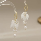 Aros Colgantes Florales con Pétalos y Perlas A2710