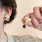 Aros Colgantes Ramillete Floral y Perla Café A2733