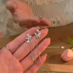 Aros Colgantes Asimétricos Mariposa con Cadenas Plateadas A512