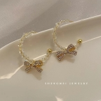 Argollas Abiertas Doradas con Cuentas de Cristal Facetado y Moño de Strass A857