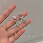 Aros Colgantes Triple Corazón Articulado con Strass Plateados A918