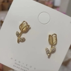 Aros Pasantes Flor Tulipán Dorados con Resina Opalina y Strass A946
