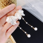 Aros Colgantes Largos Pétalos Nacarados con Cadenas y Perlas Dorados E1259