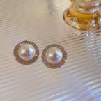 Aros Pasantes Botón Redondos con Perla Central y Halo de Micro Strass E1895