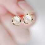 Aros Pasantes Botón Circular con Cabujón Ópalo Blanco E4616