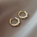 Argollas Huggies Doradas con Microperlas Trenzadas E5170