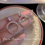 Aros Colgantes Circulares Plateados con Circonita Baguette y Pavé E5635