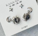 Set de Aros Pasantes Asimétricos Luna y Saturno E6868