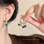 Argollas Huggies Doradas con Cuentas Colgantes E6904