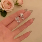 Aros Pasantes Flor de Circonias con Hojas Brillantes E7018