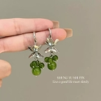 Aros Colgantes Flor Plateada con Racimo de Cuentas Verde Jade E7027