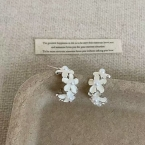 Argollas Semicerradas Flores Blancas Esmaltadas y Perlas E7068