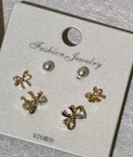 Set de Aros Pasantes Moños Flores y Perlas Doradas E7089