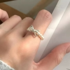 Anillo con Cuentas de Perlas y Dije Moño Plateado J1000