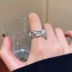 Anillo Regulable Entrelazado con Perlas y Strass J1065