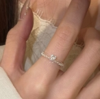 Anillo Solitario Delicado con Cristal Central J1118