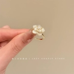 Anillo Regulable Flor de Camelia con Baño Dorado J1123