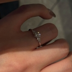 Anillo Solitario Delicado con Circones Brillantes Plateado J1140