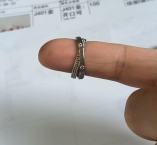 Anillo Cruzado Doble Banda en X con Circonias Plateado J1155
