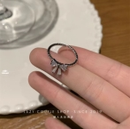 Anillo Ajustable Fino con Moño de Circonitas Plateado J777