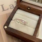 Anillo Abierto Doble Banda Cruzada con Circones Rosas J894