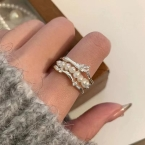 Anillo Triple Banda con Perlas Sintéticas y Circones Plateado J919