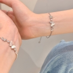 Pulsera Plateada con Dijes de Mariposas en Nácar S321