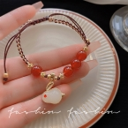 Pulsera de Cordón con Cuentas Rojas y Dije Conejo de Jade S355